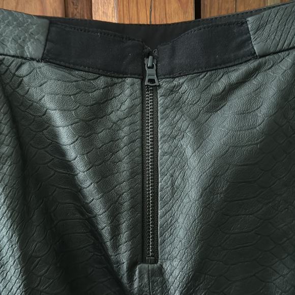 NWT ALICE & OLIVIA LAMBSKIN LEATHER MIDI LENGTH SKIRT. SIZE 10. - Picture 12 of 12